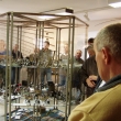 dal�� pohled na expozici a hosty v�stavy