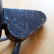 detail t�la s n�pisem a znakem - dv� ryby